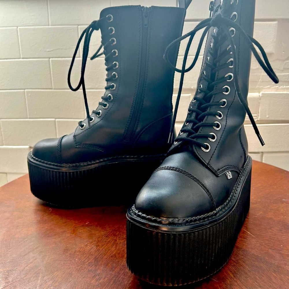 T.U.K. Black platform lace up creeper boots size 7